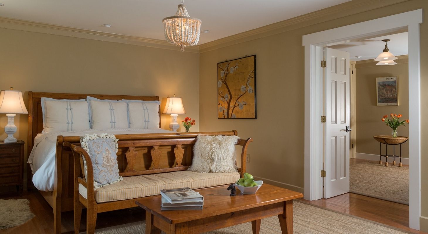 Guest bedroom at Glen Gordon Manor with a bed and sitting area