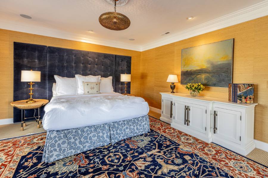 Large comfortable room decorated in yellow and blue at Glen Gordon Manor