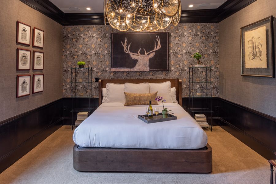 Historic luxury inn with queen bed and private bathroom in Virginia wine country