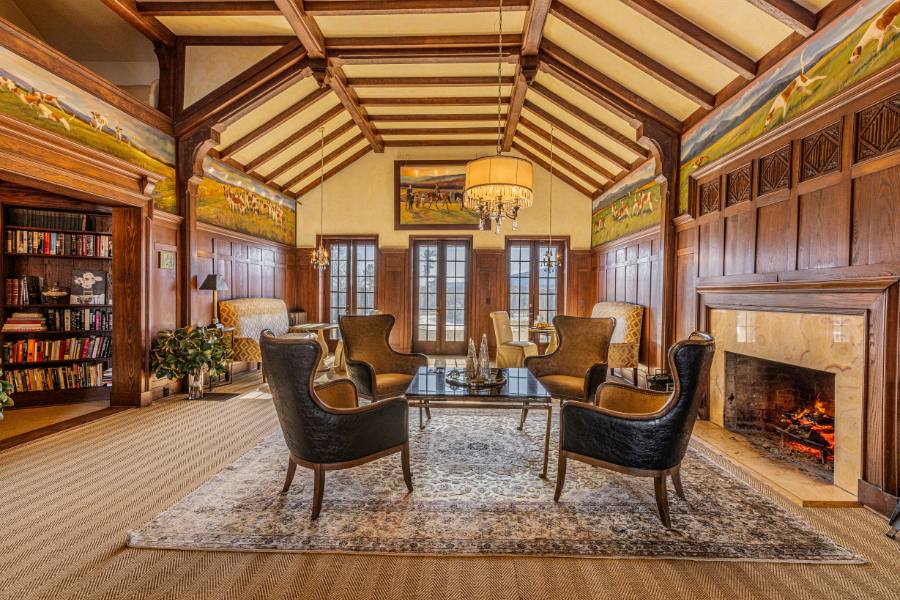 Sitting room at Glen Gordon Manor