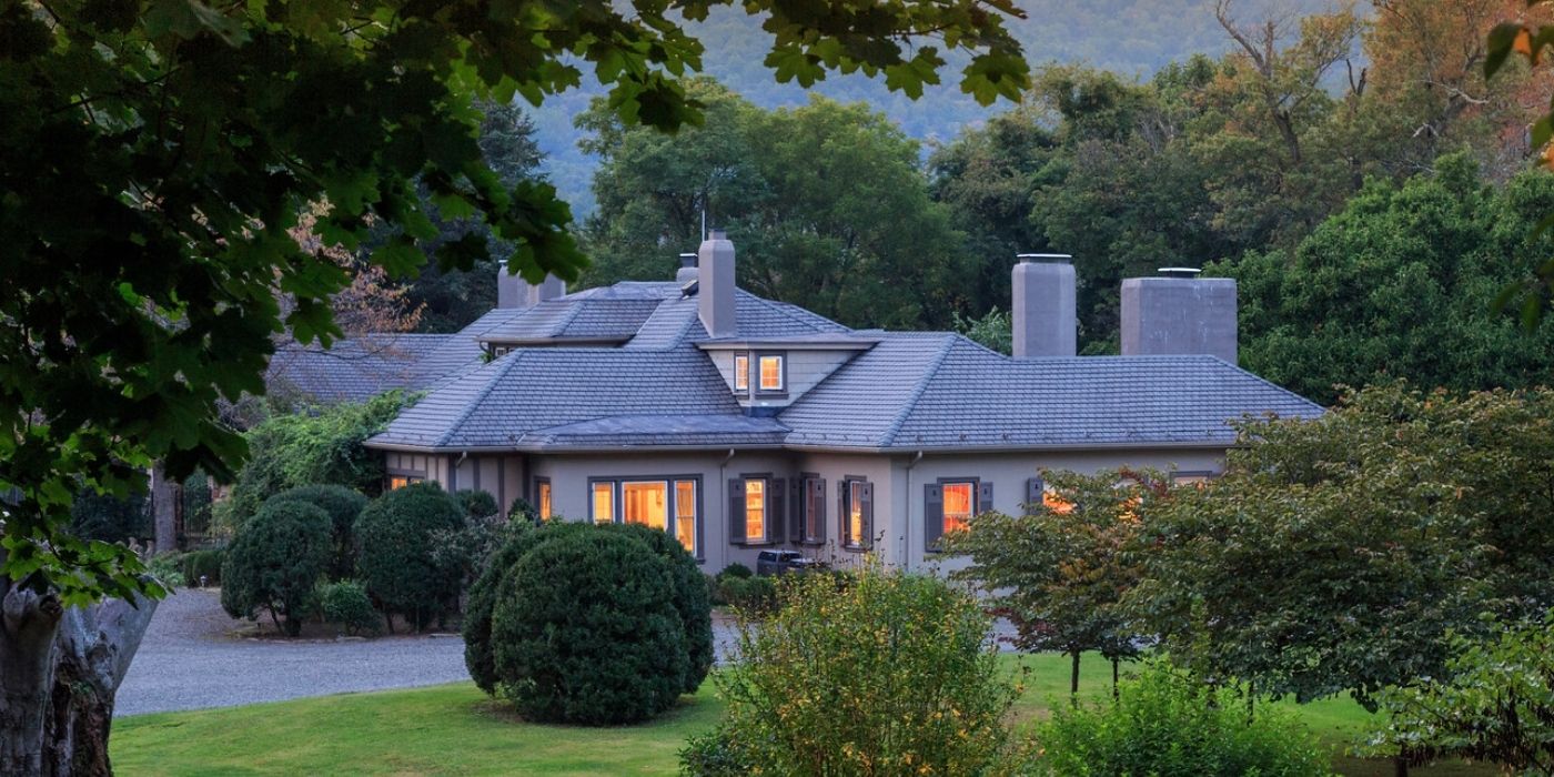 Exterior view of Glen Gordon Manor in Virginia’s Shenandoah Valley, home to Houndstooth Restaurant