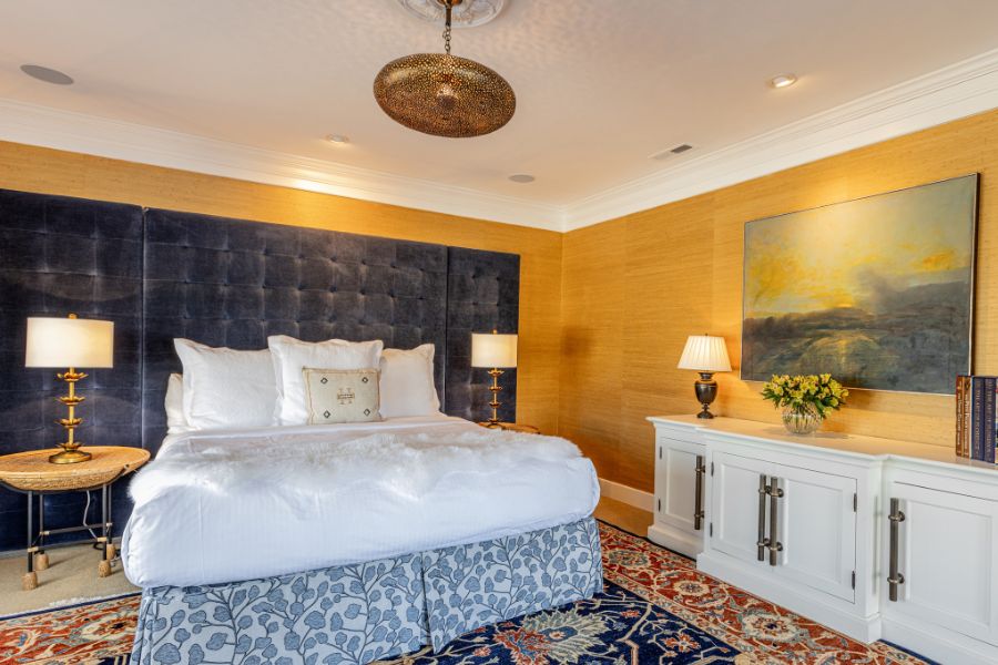 Glen Gordon Manor room near Houndstooth Restaurant with breakfast, AC, and outdoor pool